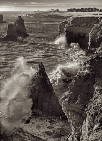 Waves crash on cliffs_2560_